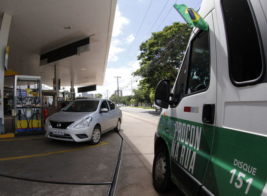 Só no primeiro dia, três autos de infração foram registrados a postos revendedores