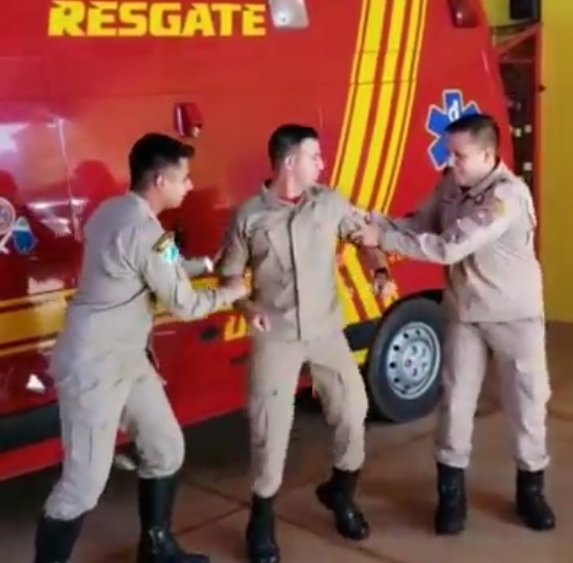“Amigo que é amigo, não derruba”