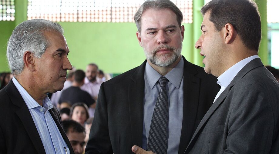 Ministro Dias Toffoli (centro) com o governador Reinaldo Azambuja e o juiz Albino Coimbra