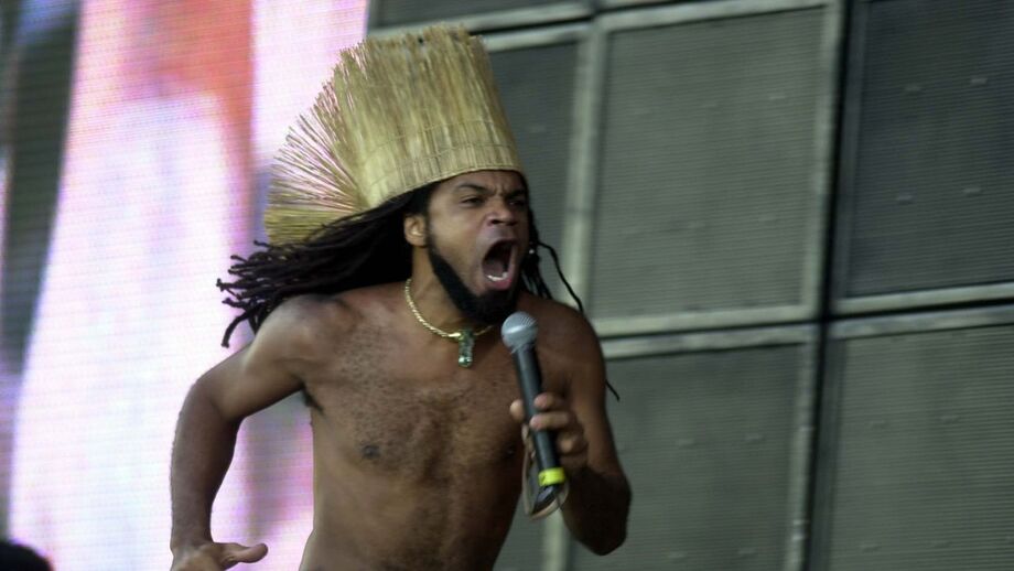 Carlinhos Brown durante seu show no Rock In rio em janeiro de 2001