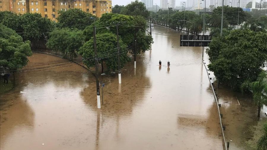 As fortes chuvas que caíram entre a noite de domingo, 9, e a manhã de segunda, levaram ao transbordamento dos rios Tietê e Pinheiros