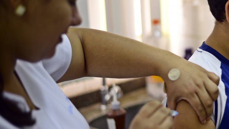 O Ministério da Saúde estima que cerca de 20% dessa população necessita de pelo menos uma dose do imunobiológico