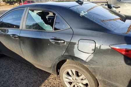 Foto divulgada pela equipe do deputado do carro que teria sido atingido por tiros