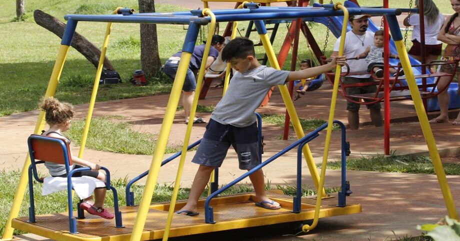 Crianças brincam no Parque das Nações Indígenas