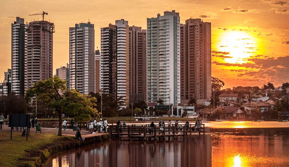 As condições climáticas indicam temperaturas entre 21°C e 38°C, com tendência a estável