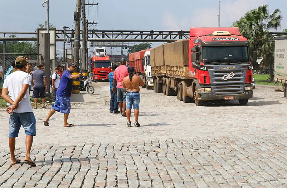 Motoristas que chegam ao porto estão considerando a possibilidade de aderir à manifestação.