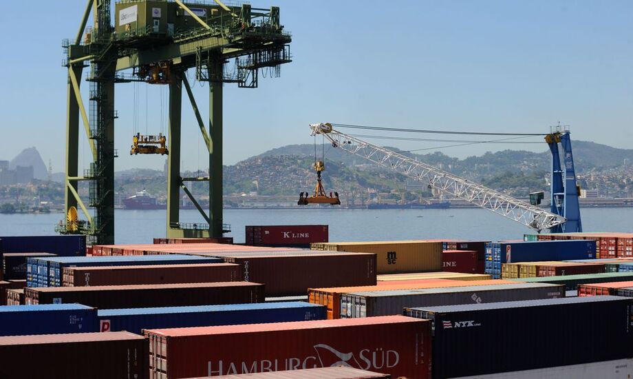 As vendas externas totalizam US$ 22,850 bilhões e as importações, US$ 22,799 bilhões no período