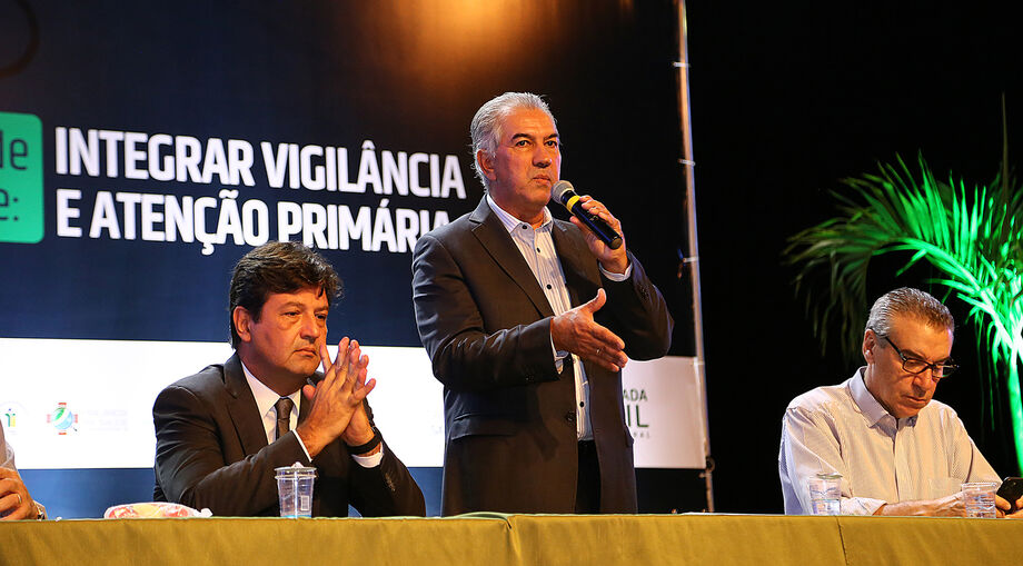 Ao lado do ministro Mandetta o governador Reinaldo também fez a entrega simbólica