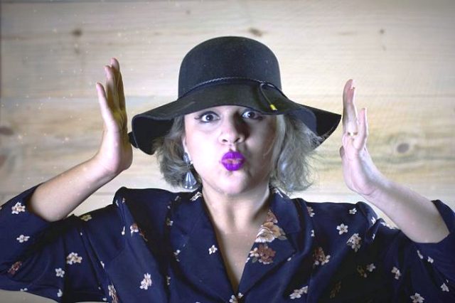Cantora Erika Espíndola se apresenta no “Palco 22”, com o show “UNA”