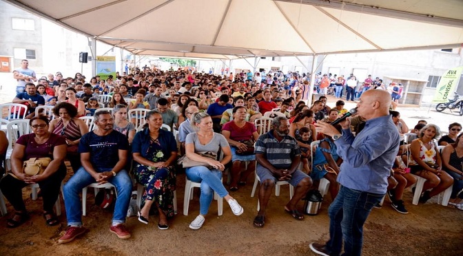 O empreendimento é dividido em 12 blocos com 16 apartamentos de 45 m², contendo 2 quartos, sala, cozinha e banheiro adaptável