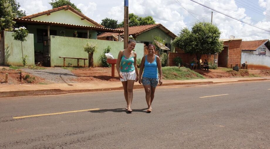Vera Lúcia comemora asfalto novo ao lado da filha