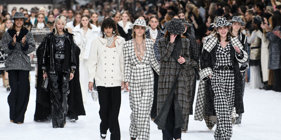 Dias antes da próxima Semana de Moda parisiense (de 24 de fevereiro a 3 de março), o criador chinês Jarel Zhang cancelou o próprio desfile na capital francesa a fim de garantir a boa saúde e a segurança dos países e reduzir o número de contatos