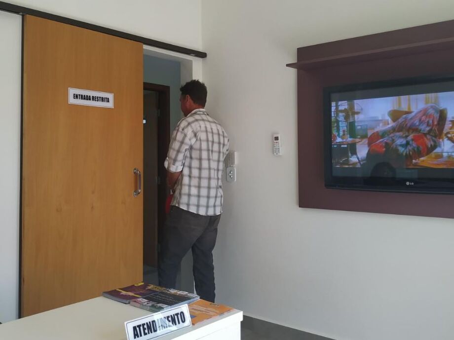 Suspeito chegando na delegacia