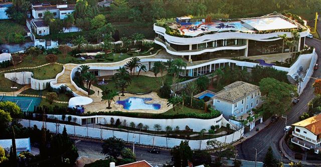 Construída entre 2000 e 2004, ao custo de R$ 120 milhões, o imóvel ficou pronto justamente na época em que o Banco Central decretou a falência do Banco Santos
