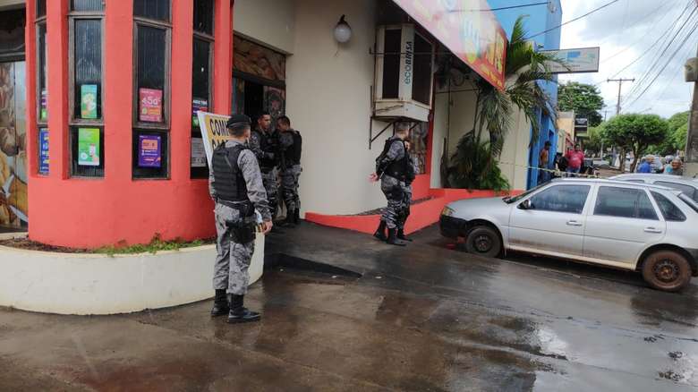A vítima foi atingida por três disparos, sendo um na perna, tórax e barriga