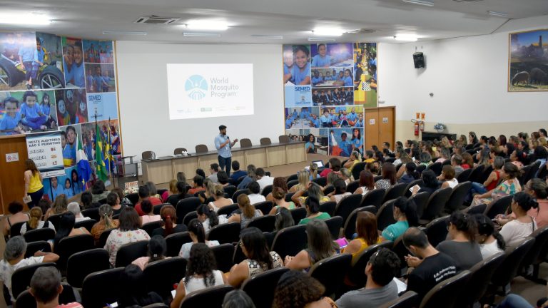 A secretária municipal de Educação, Elza Fernadnes e a superintendente de Vigilância em Saúde da Sesau, Veruska Lahdo, também participaram da reunião.