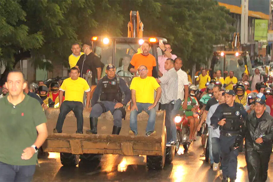 Segundo assessores parlamentares e policiais da cidade, as duas máquinas usadas na carreata são as mesmas que estão, agora, paradas no canteiro de obras