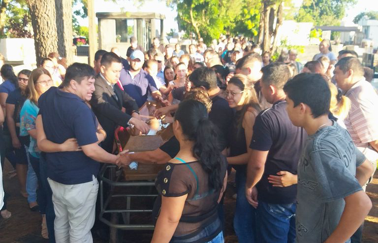 O enterro do jornalista Leo Veras