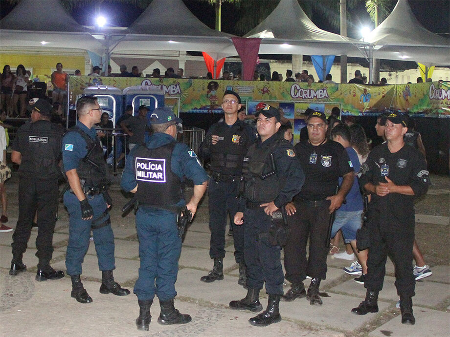 Policiais militares, com apoio da Guarda Municipal e segurança privada, monitoram a praça Generoso Ponce, ao lado dos camarotes