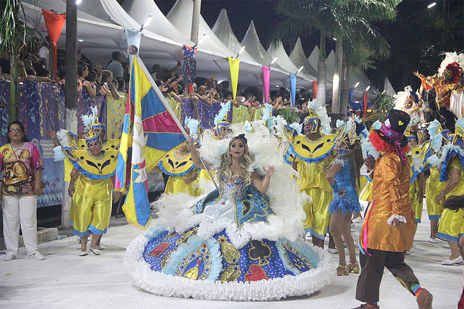 Ala das pastorinhas leva para a avenida o charme e a elegância dos velhos carnavais