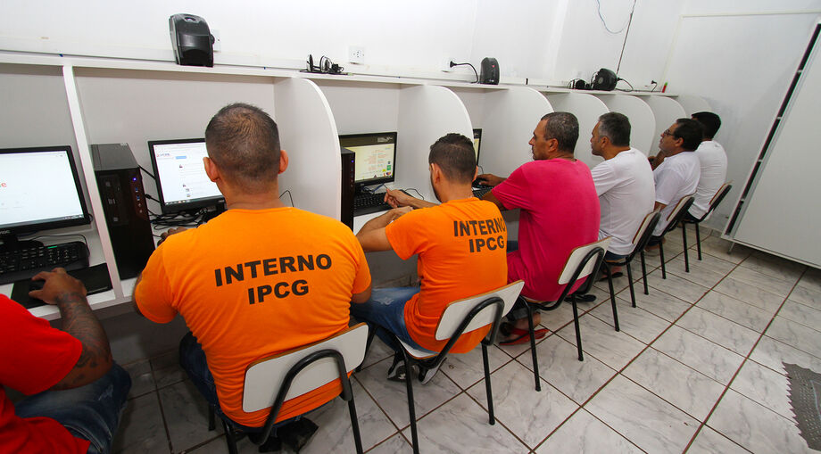 Número atual de internos estudando é de 3.071 no ensino médio, 1.185 no ensino profissionalizante, 32 na graduação
