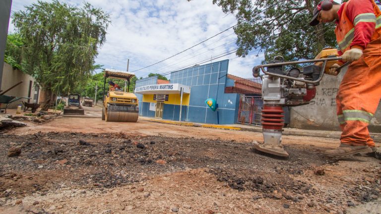 Desde as primeiras horas da manhã, 11 equipes saíram a campo para recuperar os trechos do asfalto que a enxurrada arrastou, deixando as vias interditadas nestes locais.