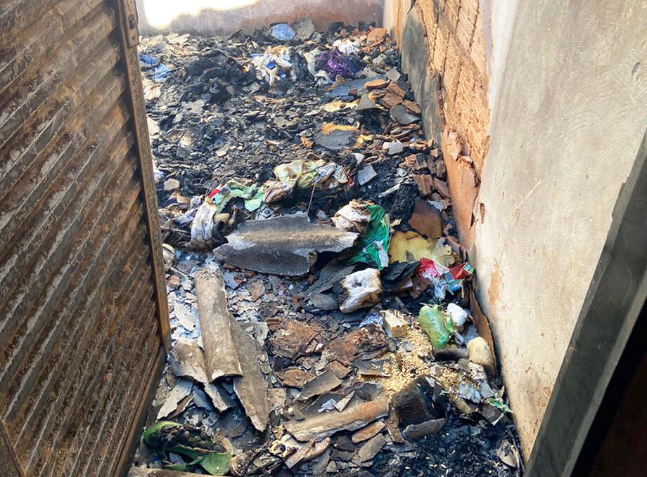 O irmão da vítima, juntamente com populares apagaram o fogo da casa