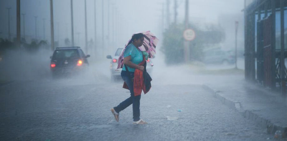 O aviso meteorológico informa que podem ocorrer chuvas fortes com acumulados de até 50 milímetros e ventos com intensidade de até 60 km/h