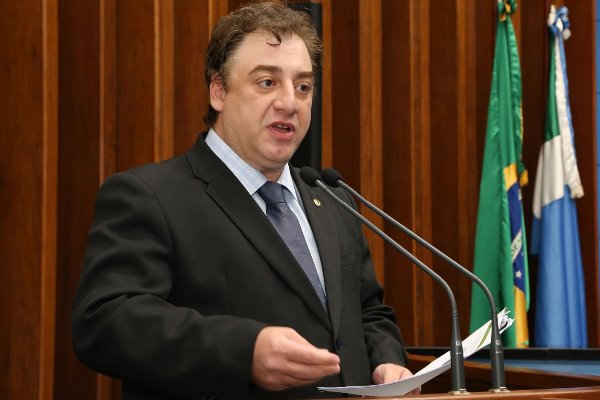Neno Razuk apresentou Projeto de Lei que assegura ao consumidor o direito de incluir o nome do cônjuge ou companheiro