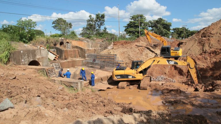 Sem esta drenagem complementar, as bocas de lobo não fazem a captação necessária e com isto a enxurrada alaga as casas construídas abaixo do nível das ruas e impede a travessia de veículos de passeio