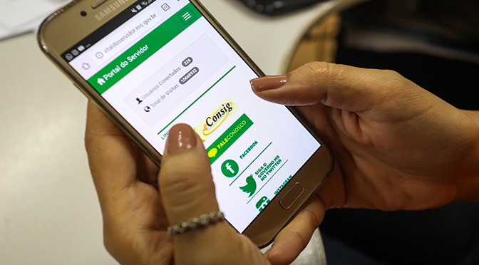 Para emissão do documento, basta escolher a opção “Informe de Rendimentos” e completar os campos de acesso à área restrita com matrícula e senha