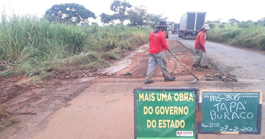 Na divisa de Mato Grosso e Goiás, a MS-306 liga os municípios de Costa Rica, Chapadão do Sul e Cassilândia.