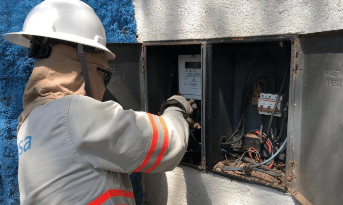 Por um período de 90 dias, estão suspensos, todos os cortes de fornecimento de energia elétrica motivados por falta de pagamento