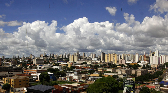 Baixa umidade do ar à tarde, com valores próximos a 20%
