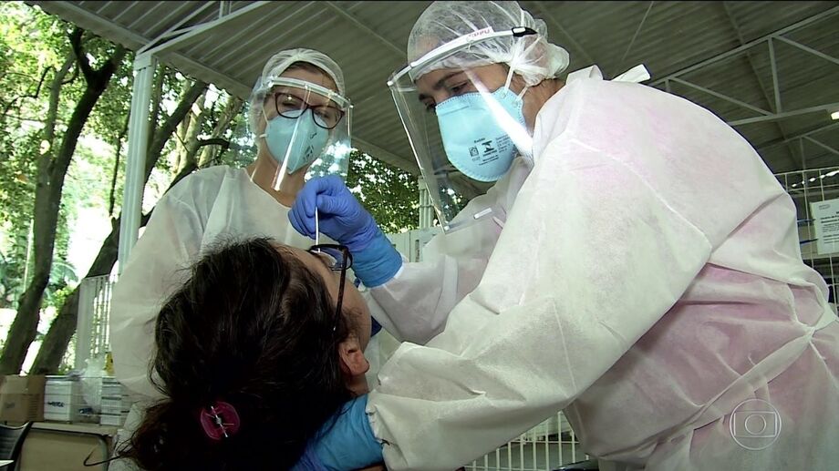 O infectologista do Hospital São Paulo Gerson Salvador complementa. Só se colhe exame atualmente para pessoas com síndrome respiratório aguda grave
