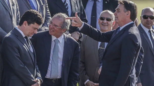 Gilmar sinalizou ainda que no inquérito apura eventual falta de independência do delegado Alexandre Ramagem para assumir a chefia da Polícia Federal tendo em vista vínculos pessoais