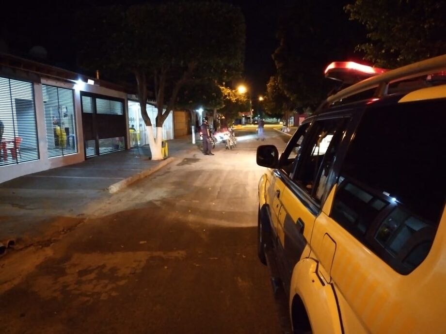 A medida que vem sendo aplicada desde o dia 21 de março, integra o conjunto de estratégias que o município vem adotando de restrição da mobilidade urbana e isolamento social, para prevenir a disseminação do novo coronavírus