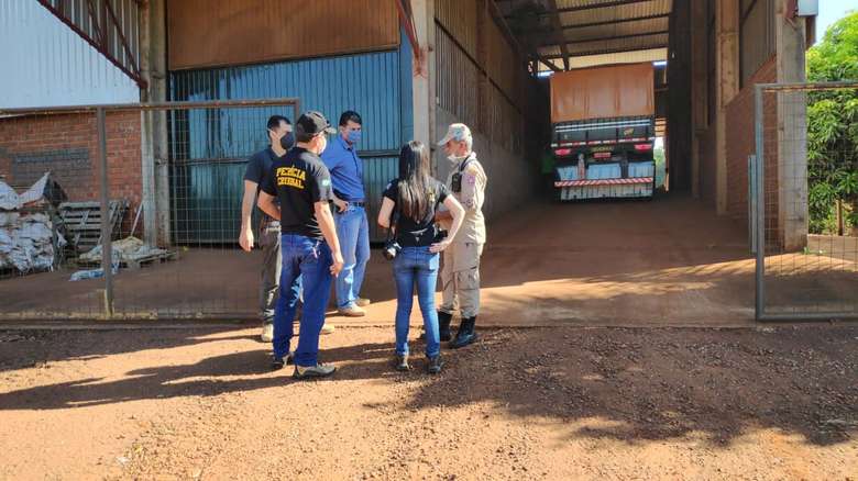 A criança estava em cima da carroceria de uma carreta carregada de feijão