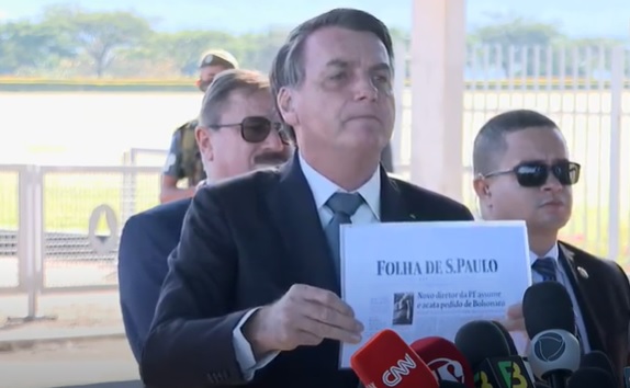 Diante da insistência de outro repórter, ele voltou a mandar os jornalistas calarem a boca.