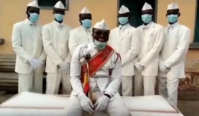 Grupo que fez o 'meme do caixão' manda recado durante a pandemia do novo coronavírus pedindo por isolamento social