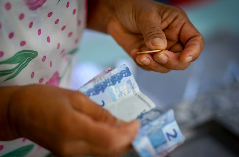 Os 10% mais pobres, o equivalente a 20,95 milhões de pessoas, sobreviviam com apenas R$ 112 por mês, ou R$ 3,73 por dia