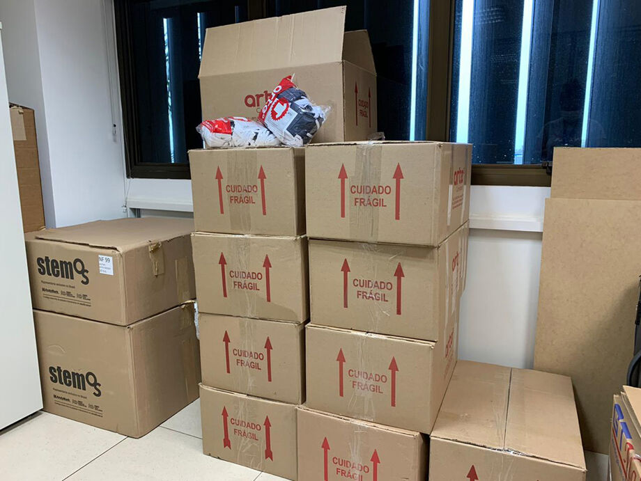 As máscaras serão distribuídas nas ruas desses bairros por unidades móveis do Sesi e as pessoas só precisam pegar o item de proteção individual