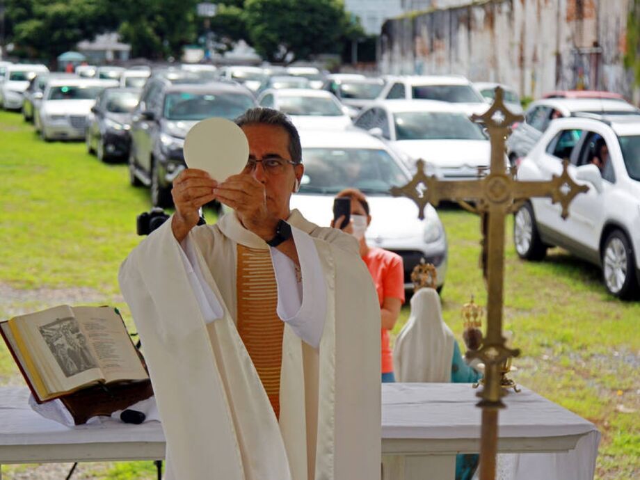 Cada participante doou um quilo de alimento para o serviço social da paróquia, que atende pessoas vulneráveis.