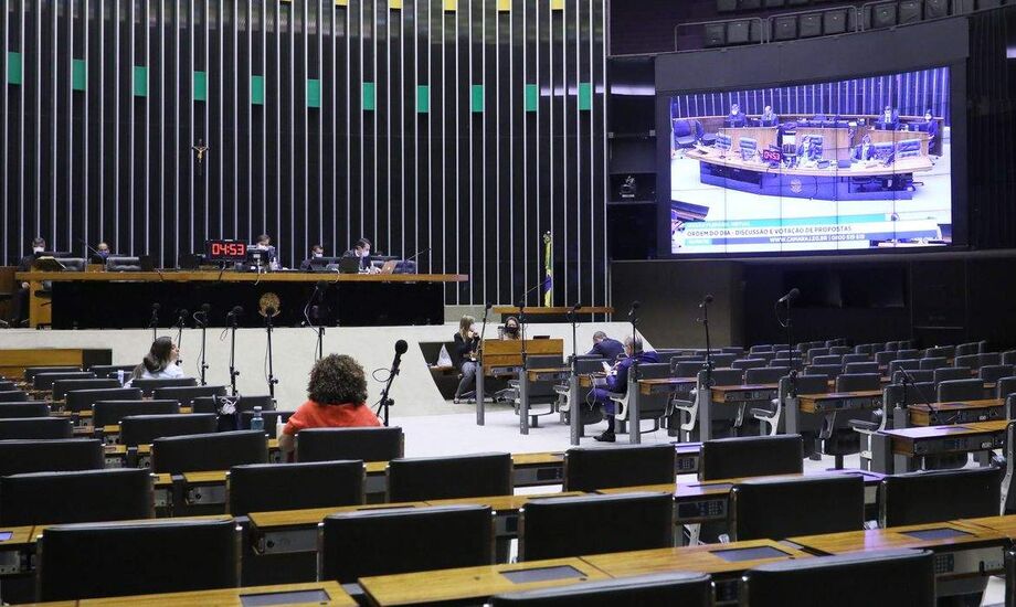 A Câmara aprovou nesta terça-feira, 19, o texto-base do projeto que obriga o uso de máscaras de proteção individual em todo o País durante a pandemia