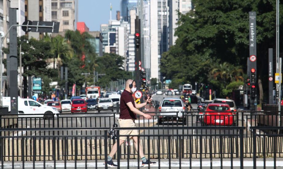 O projeto estabelece o uso da máscara em ruas, instalações, prédios ou áreas de acesso público.