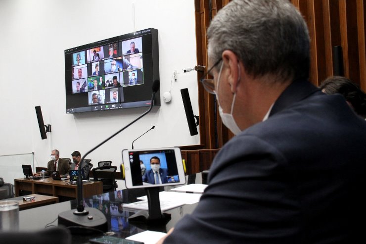 Durante pandemia, deputados realizam votação remota