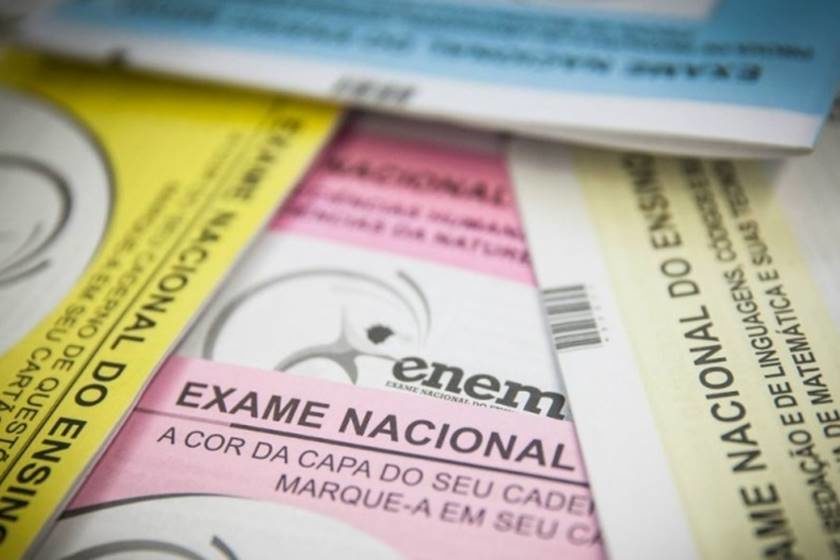 O ministro da Educação, Abraham Weintraub, sugeriu na manhã desta quarta-feira (20), em postagem no Twitter, que o Exame Nacional do Ensino Médio (Enem) seja adiado por 30 a 60 dias