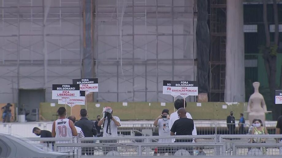 Um grupo de manifestantes faz no fim da manhã desta quarta-feira, 20, um protesto contra o presidente Jair Bolsonaro em frente ao Palácio do Planalto