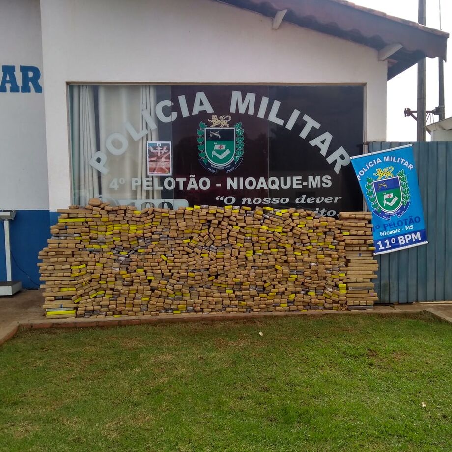 Tijolos de algo que deve ser maconha, registrado como análogo