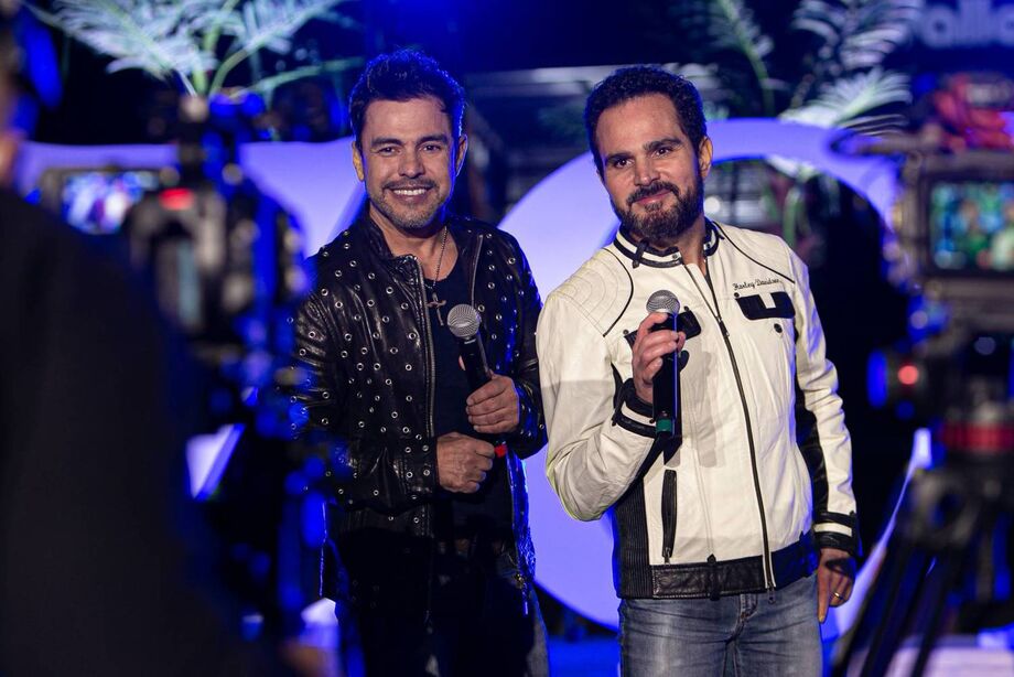 Zezé Di Camargo e Luciano anunciaram na terça-feira, 19, que farão uma live no próximo dia 29 de maio (sexta), às 20h, pelo canal oficial da dupla no YouTube e a TV8 Brasil